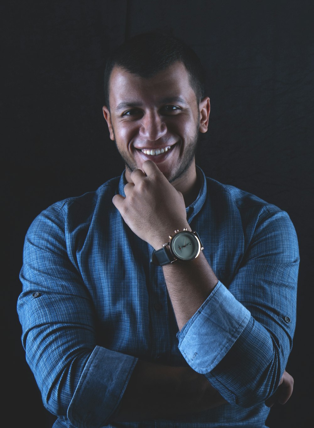 man wearing blue button-up dress shirt