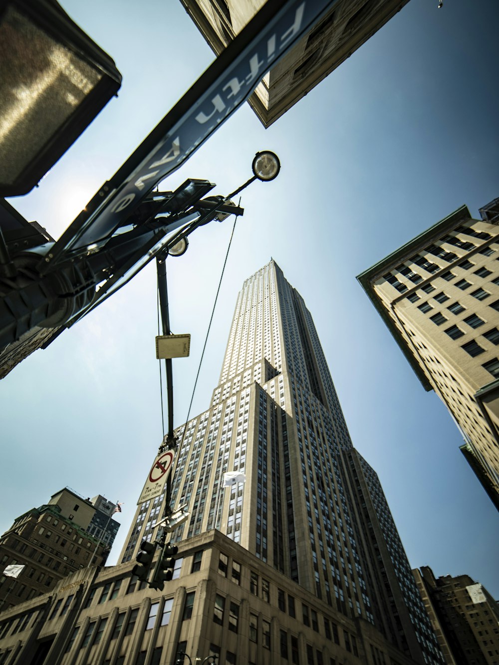 fotografia de baixo ângulo de edifícios