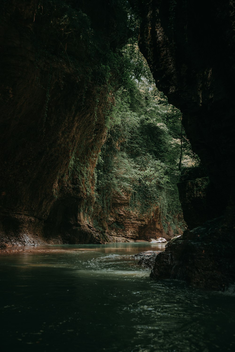 Cuerpo de agua tranquilo dentro de la cueva durante el día