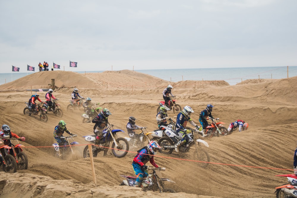 Personas que montan en moto de cross durante el día