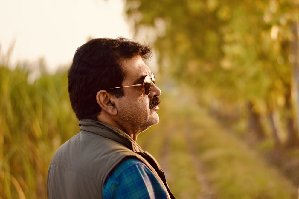 close-up photography of man wearing sunglasses