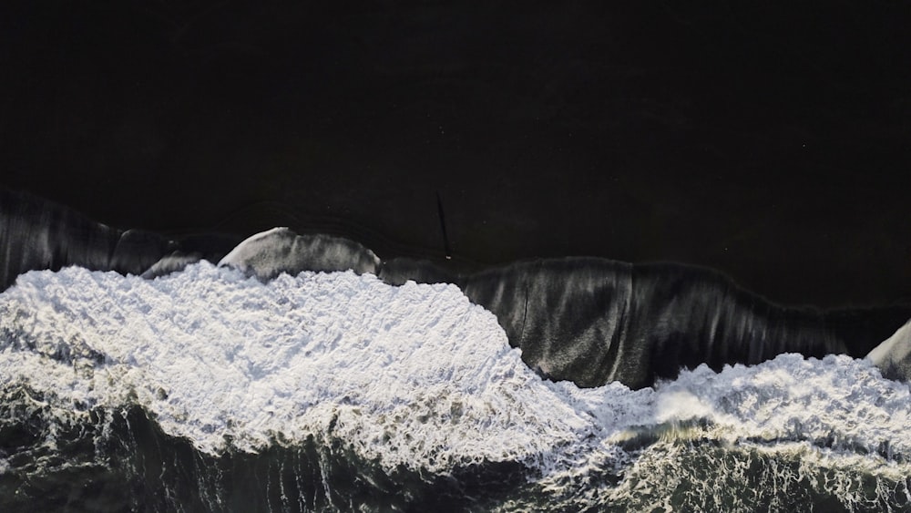 Fotografía en escala de grises de las olas del mar