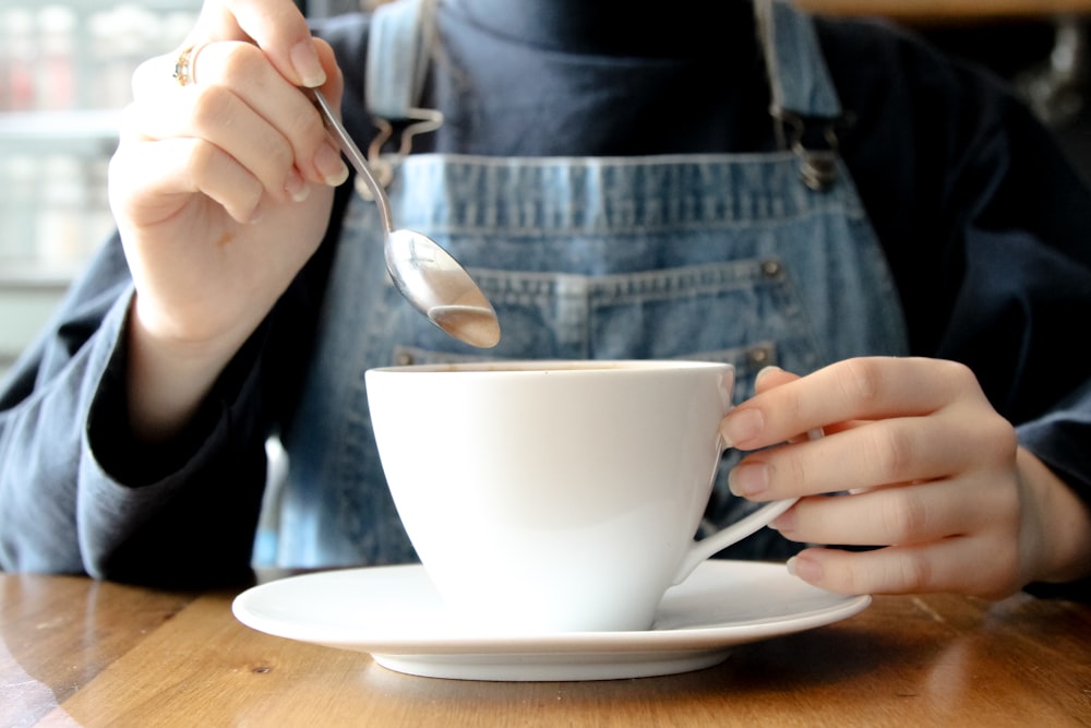 persona che prende il caffè durante il giorno