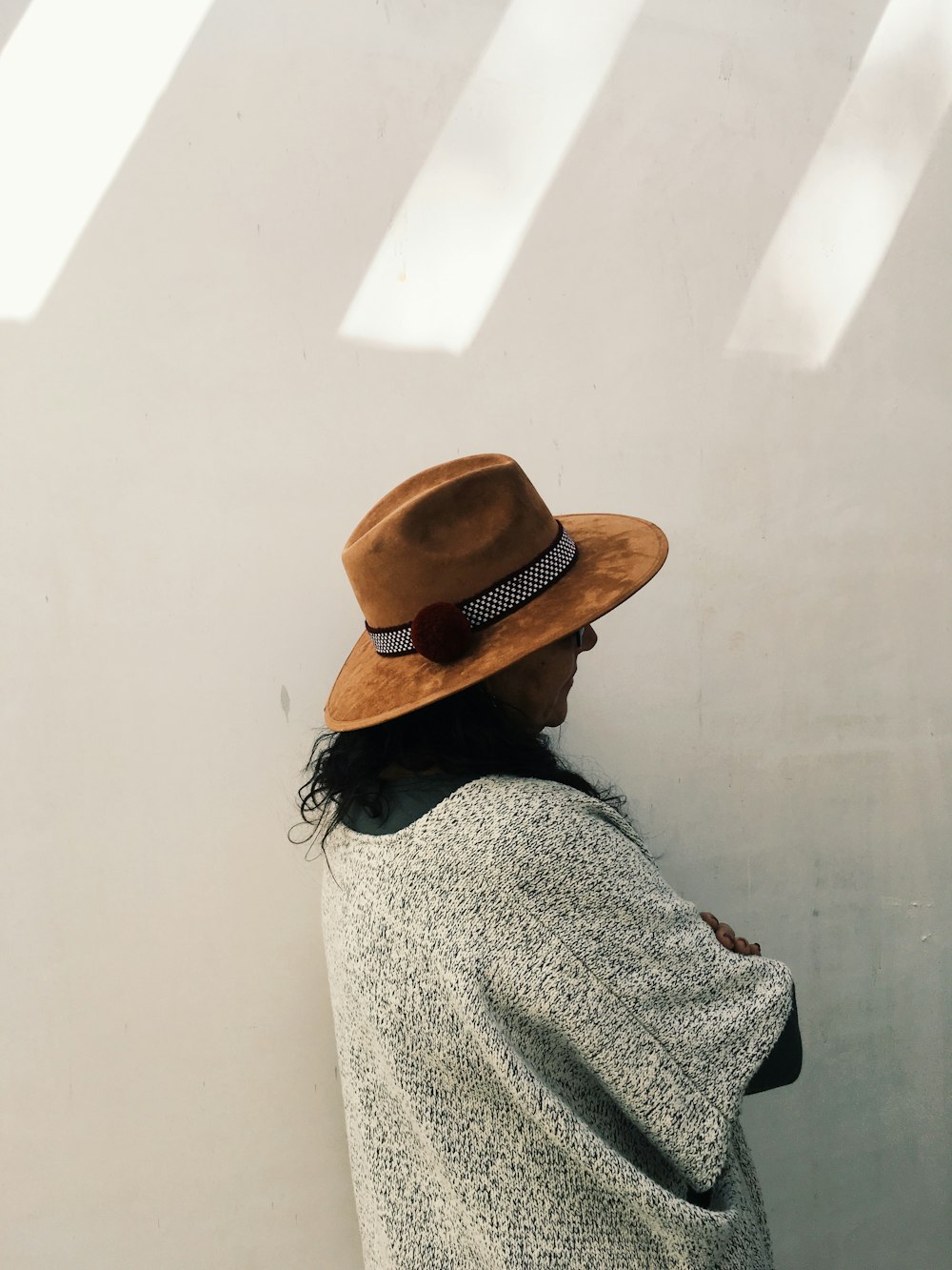 femme debout près du mur