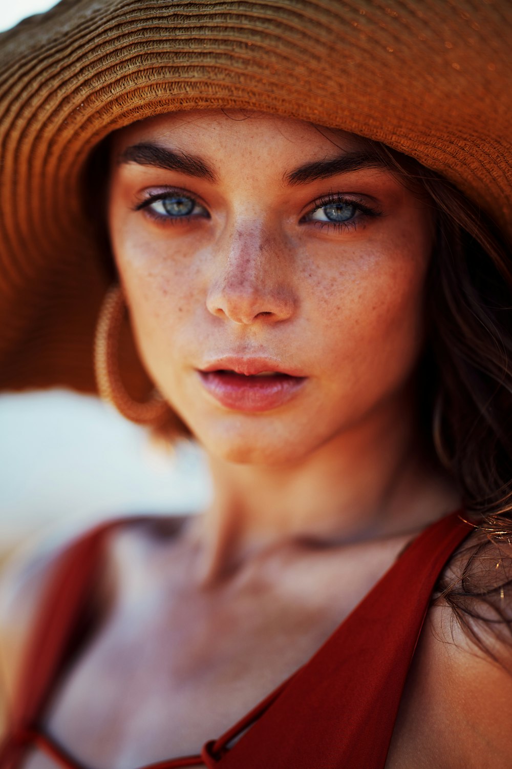 femme portant un chapeau de soleil et un haut sans manches