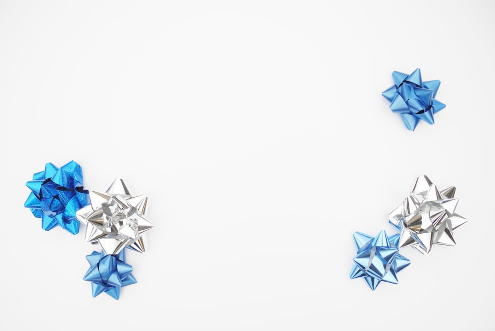 blaue und silberne Geschenkbox-Schleifen auf weißer Oberfläche