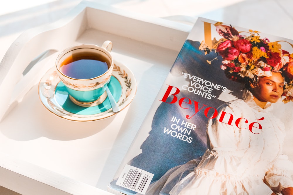 Revista Beyoncé cerca del té en taza de té