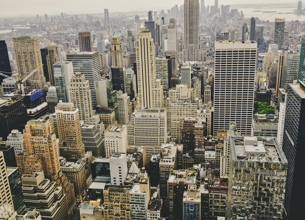 Fotografía a vista de pájaro de edificios de gran altura