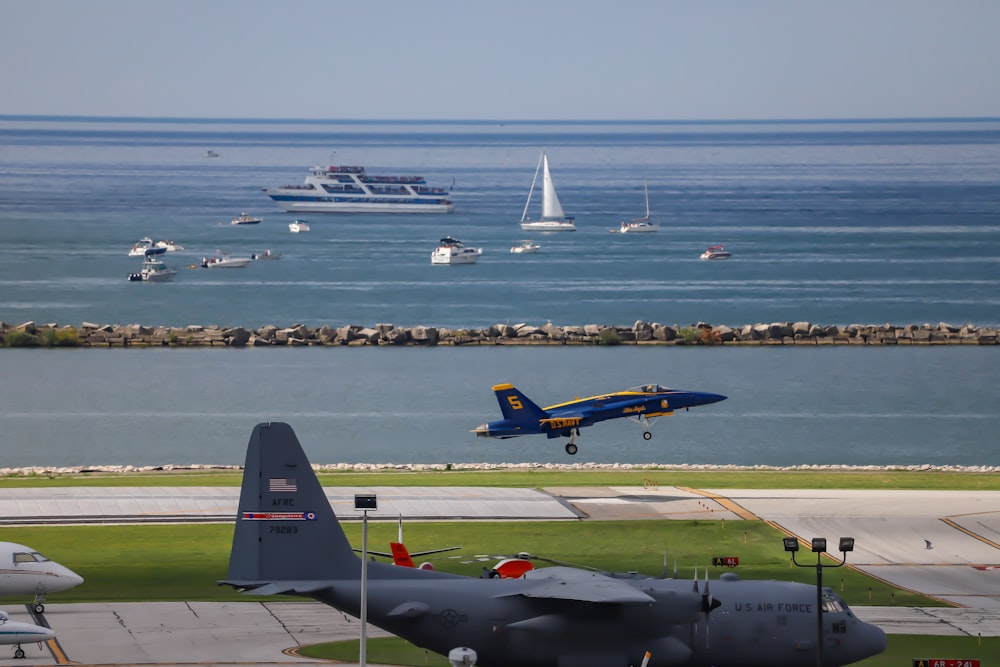 Avión azul y rojo