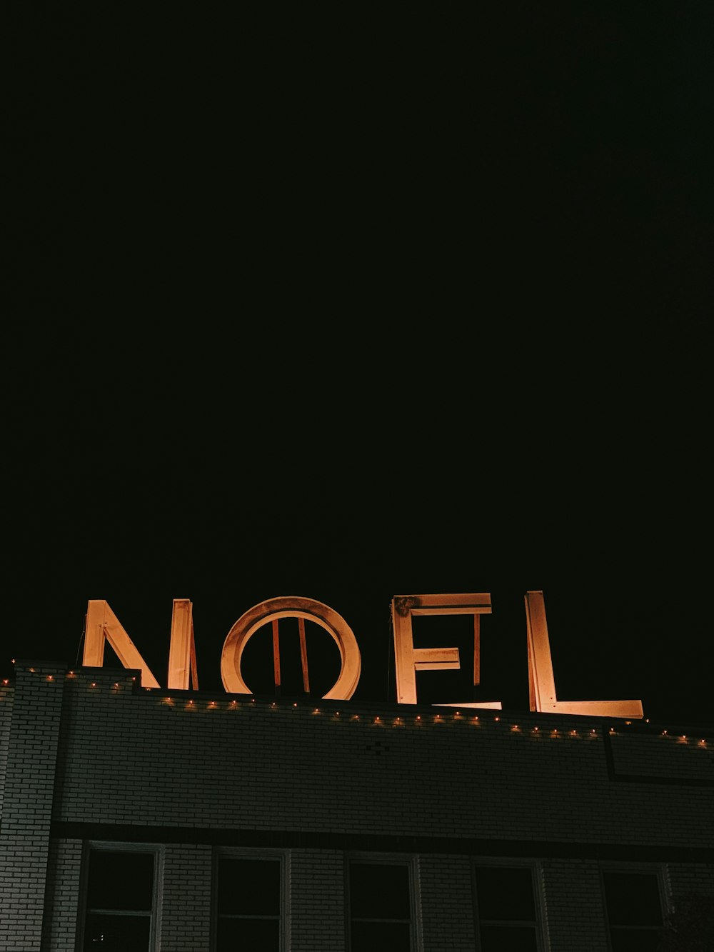 Eingeschaltete orangefarbene Noel freistehende Buchstaben