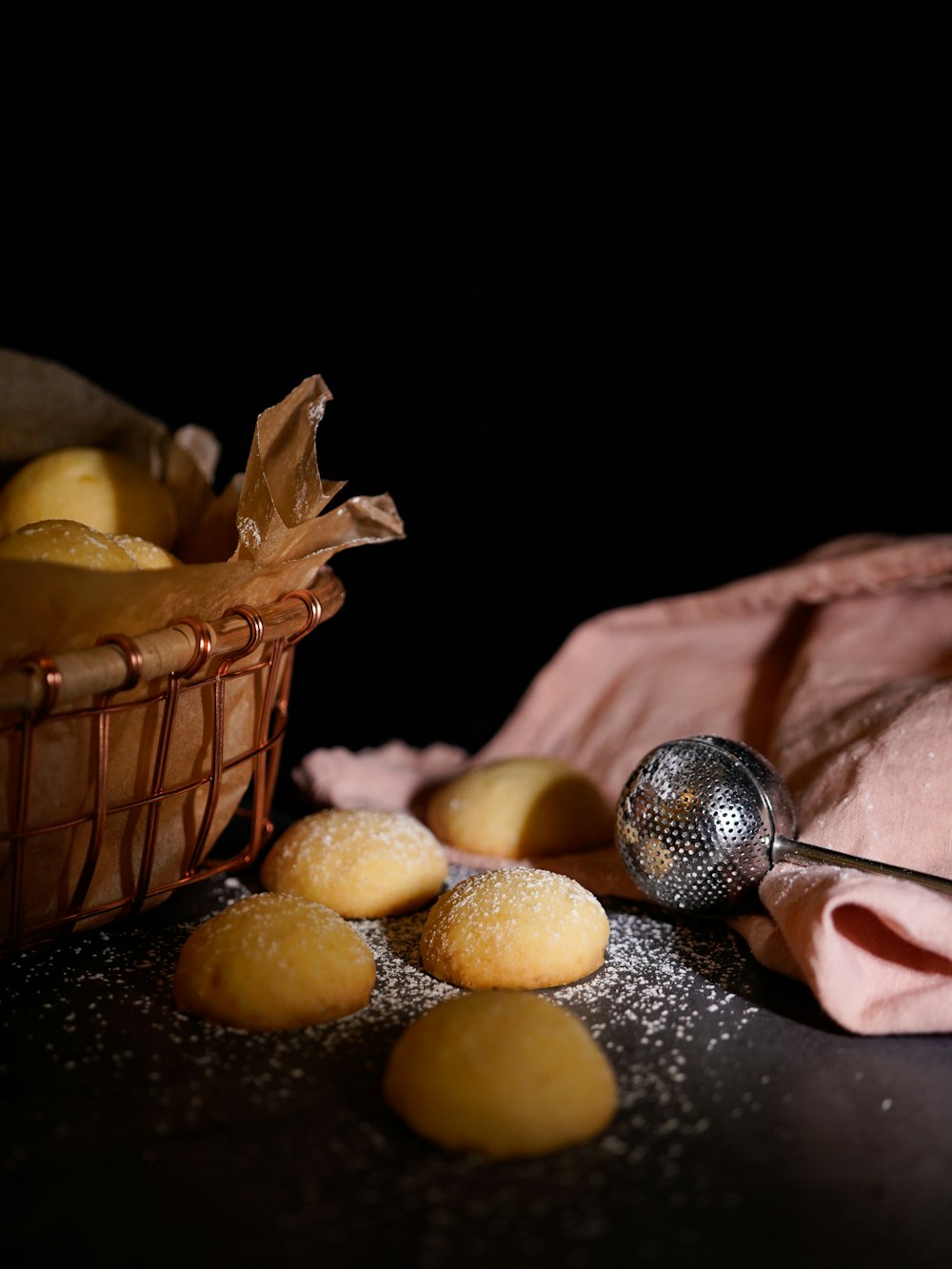 biscuits cuits près du panier sur une surface noire