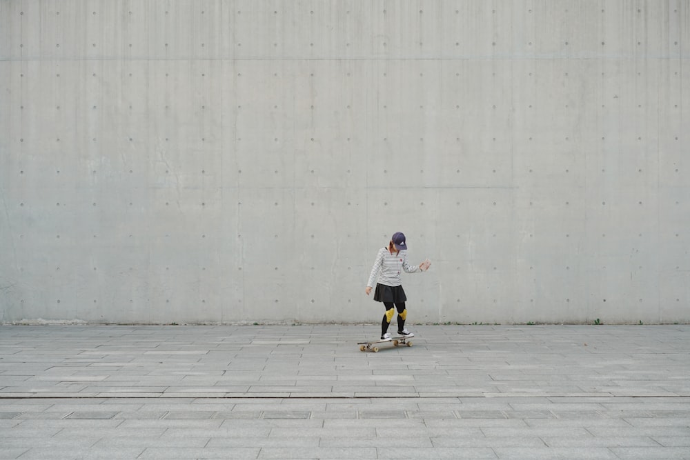mulher andando de skate durante o dia
