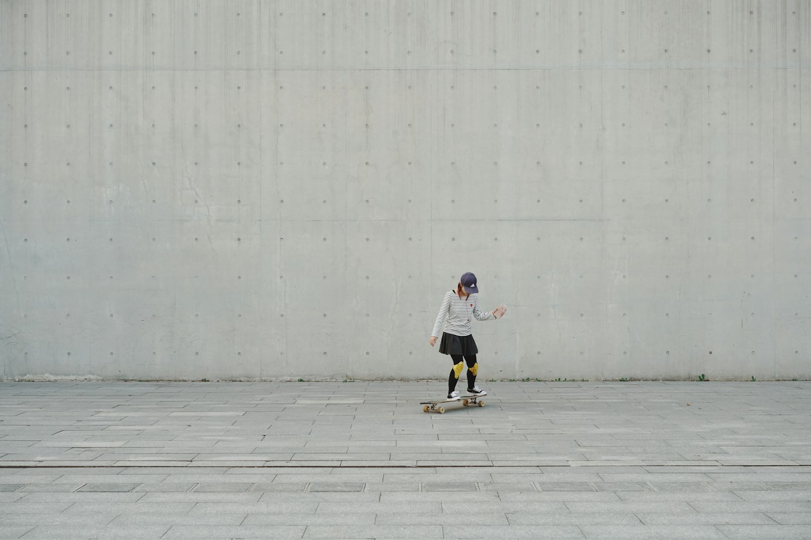 Sony a7R II + Sony Sonnar T* FE 55mm F1.8 ZA sample photo. Woman riding on skateboard photography