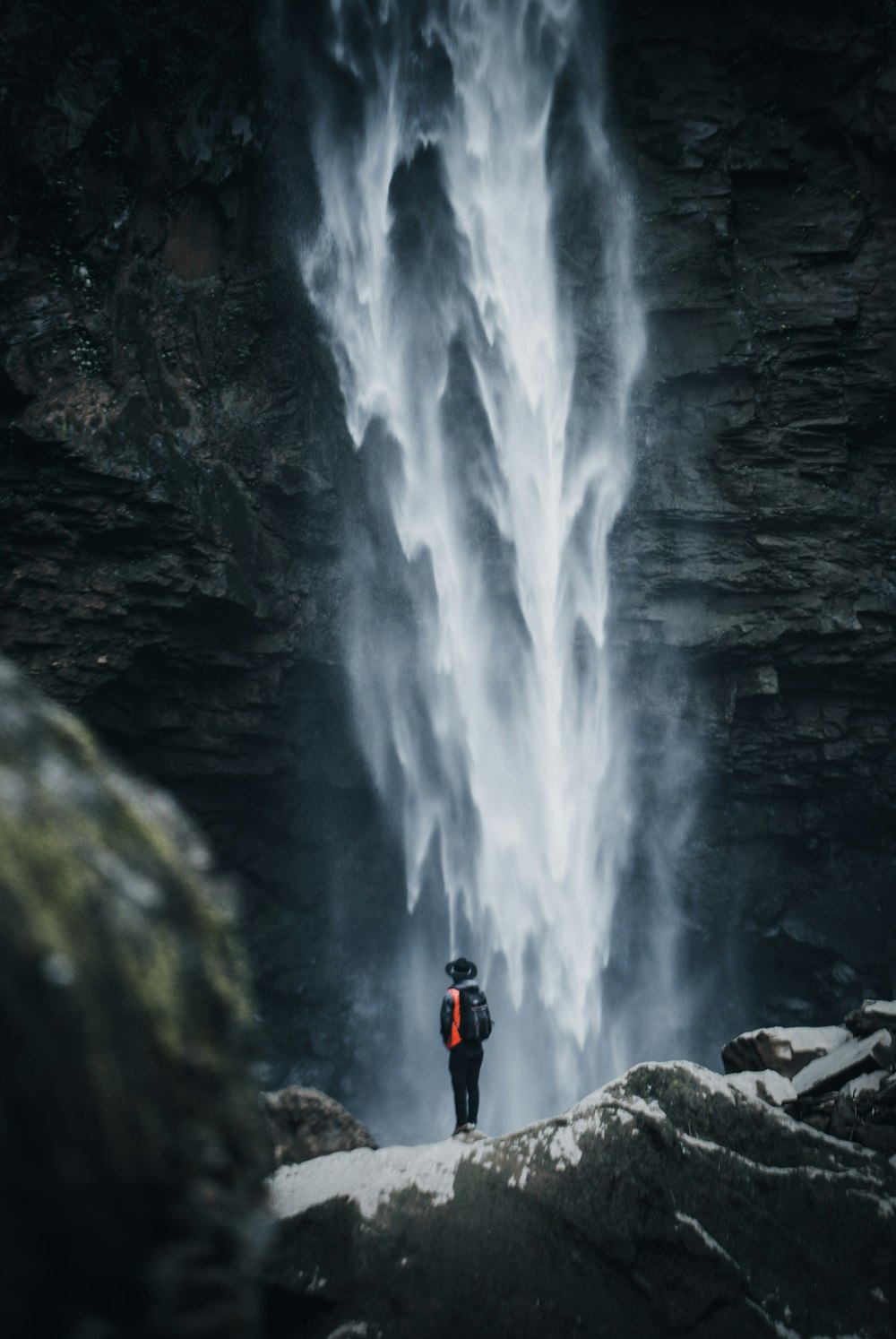 滝のそばに立つ男