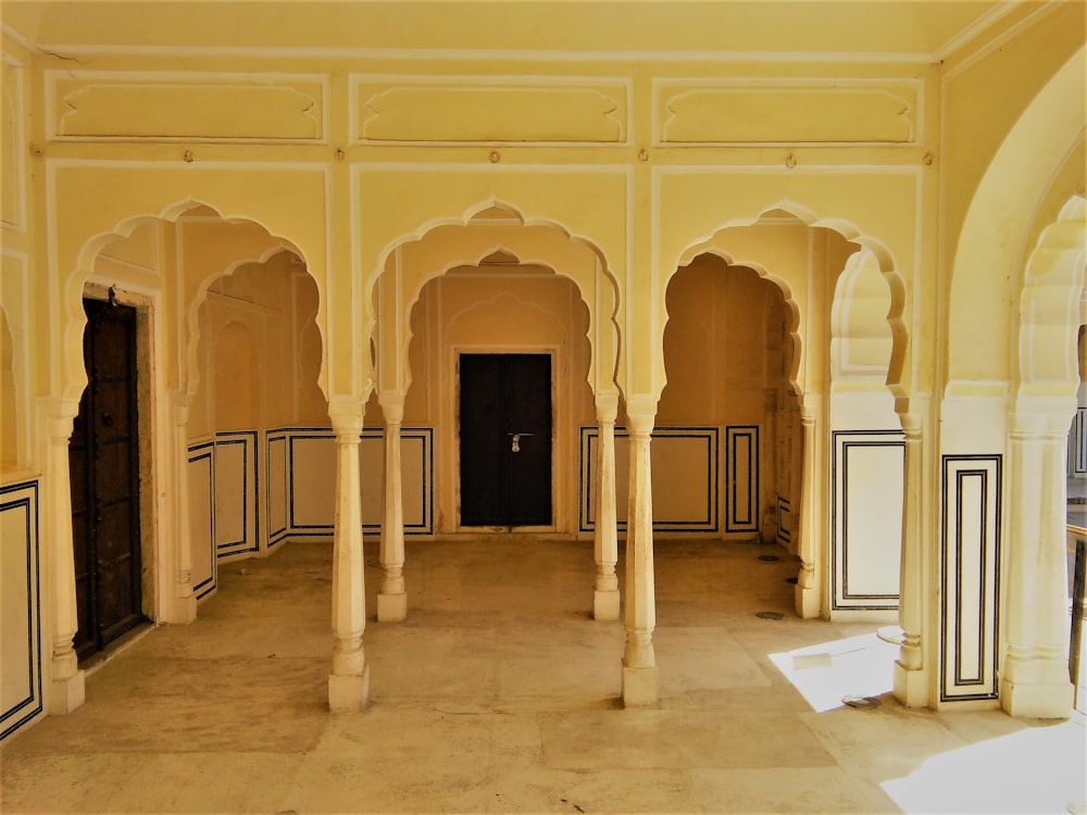 interno beige dell'edificio durante il giorno