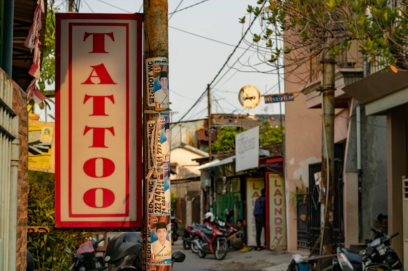 Placa de estúdio de tatuagem na rua