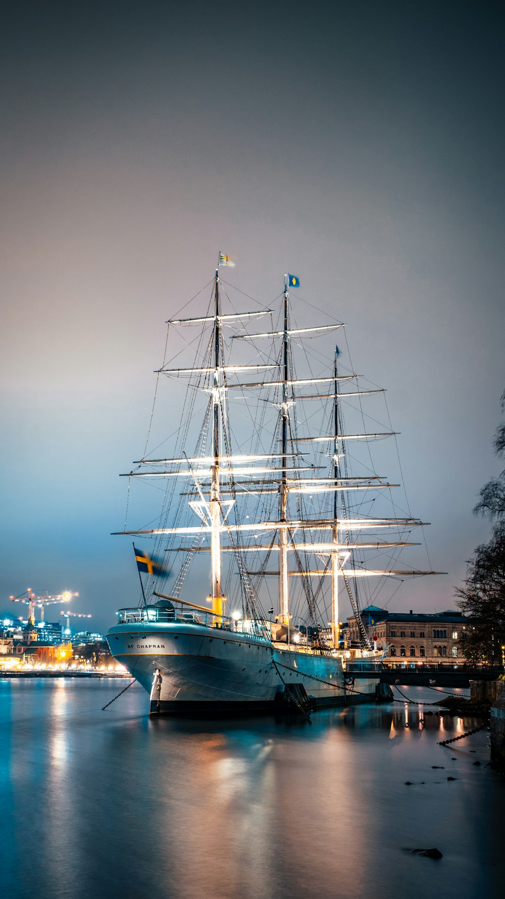 Bateau près du quai pendant la journée