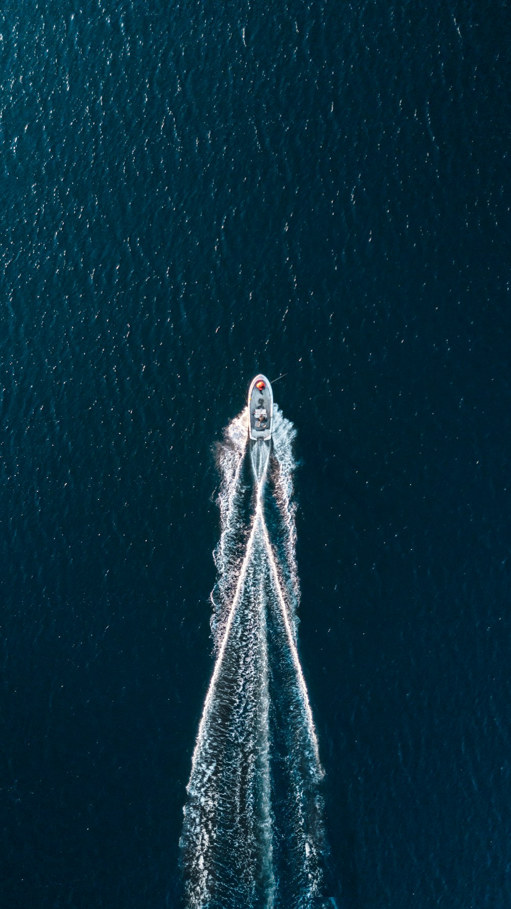 Luftaufnahme eines Motorbootes auf See