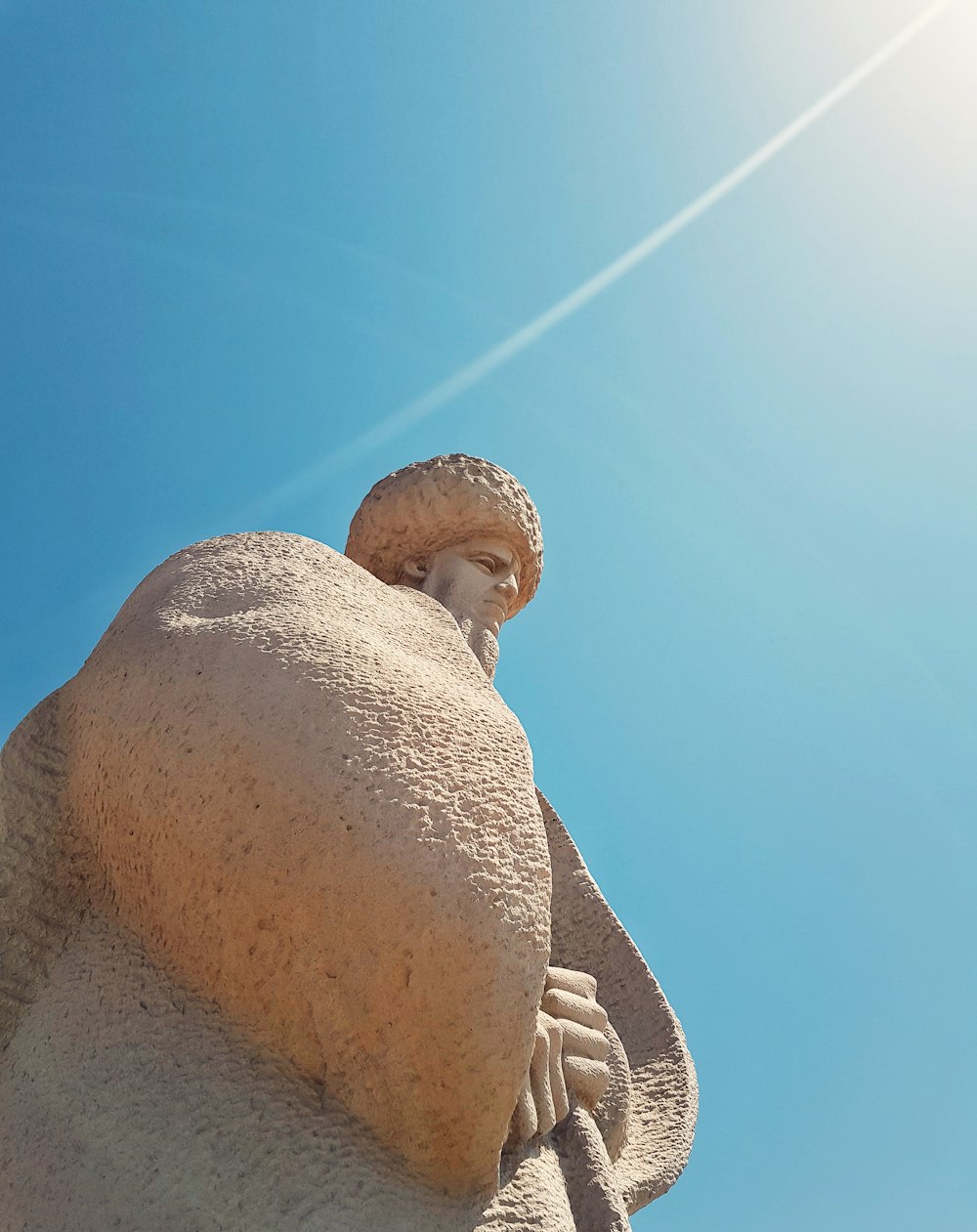 Photo en contre-plongée d’une statue d’homme