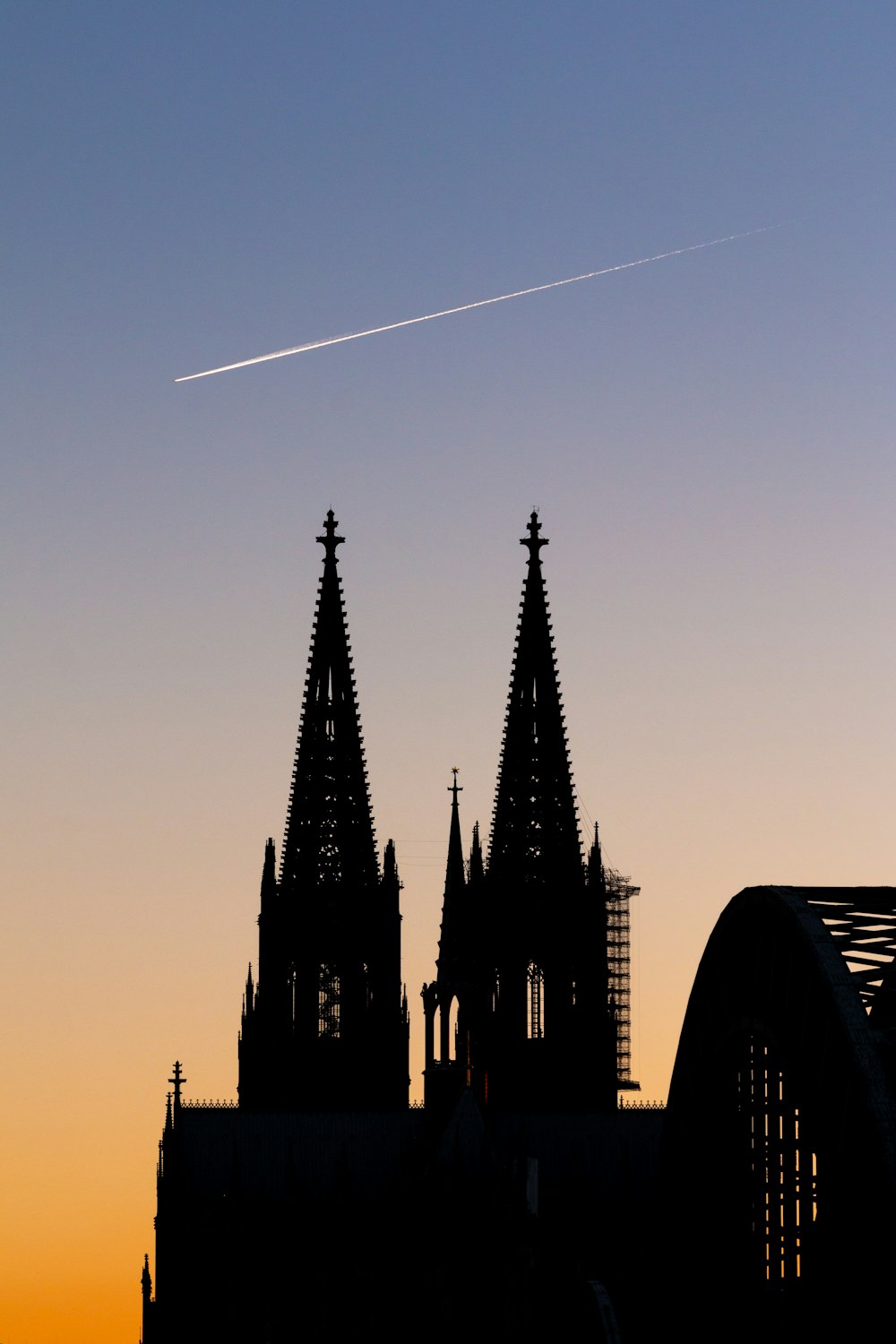 Silhouette von Hochhäusern zur goldenen Stunde