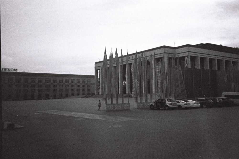 Graustufenfoto eines weißen und schwarzen Betongebäudes