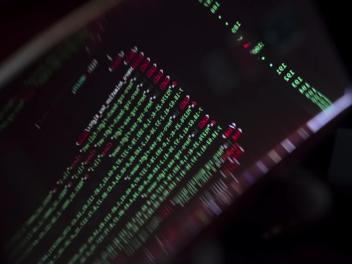 Pantalla de código que simboliza el análisis del troyano STX RAT y sus capacidades maliciosas.