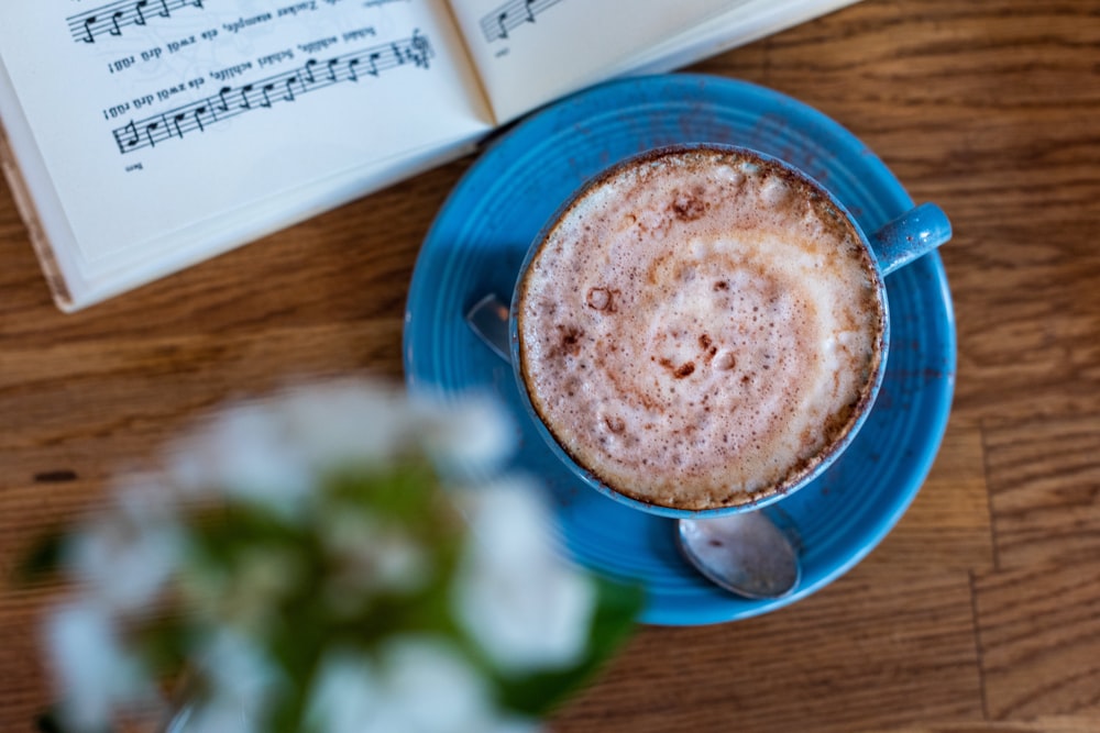 Tasse Kaffee auf Holztisch