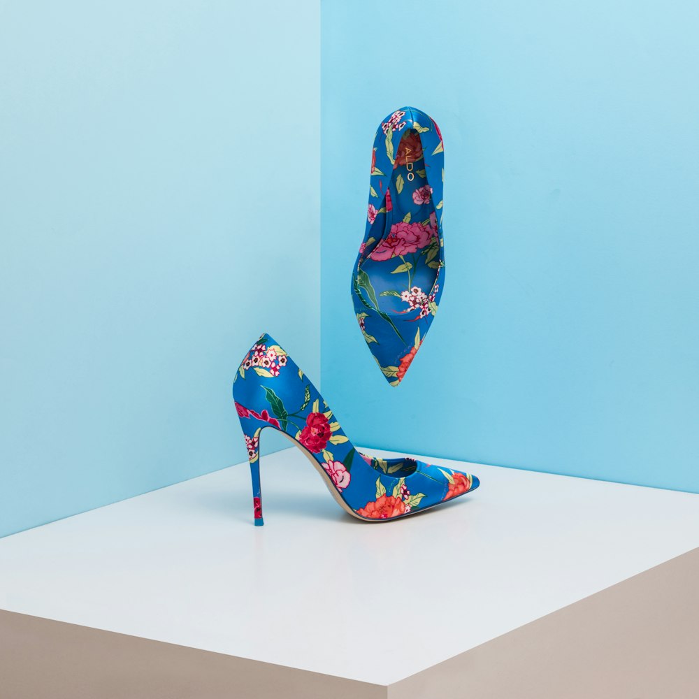 Par de zapatos de tacón florales azules y rosas con punta de almendra