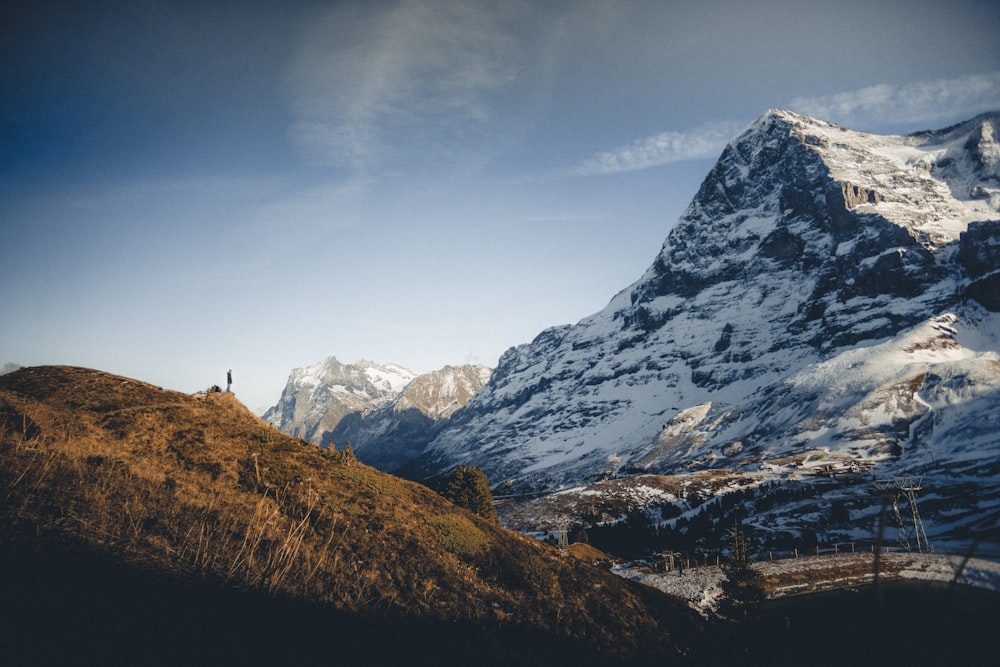 Brauner Hügel mit Blick auf den schneebedeckten Berg bei Tag