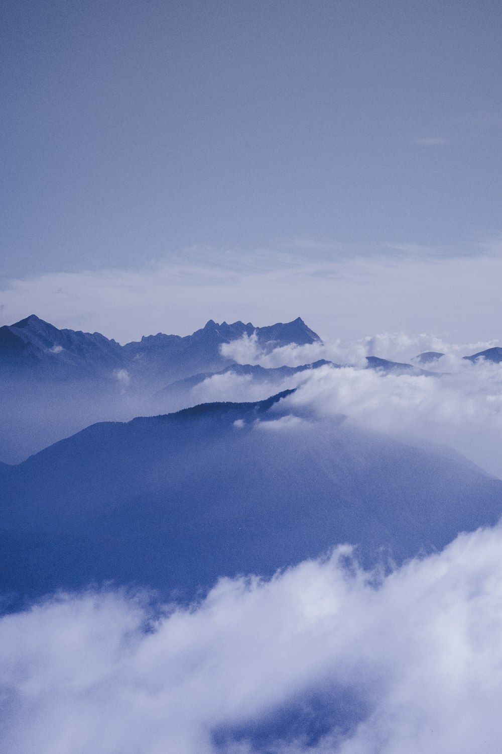 nuages au-dessus des montagnes