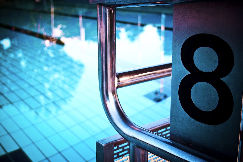 numéro 8 sur la piscine