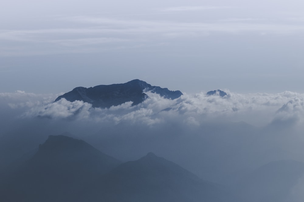 雲に覆われた山