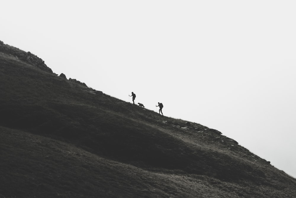 silueta de persona caminando en la montaña