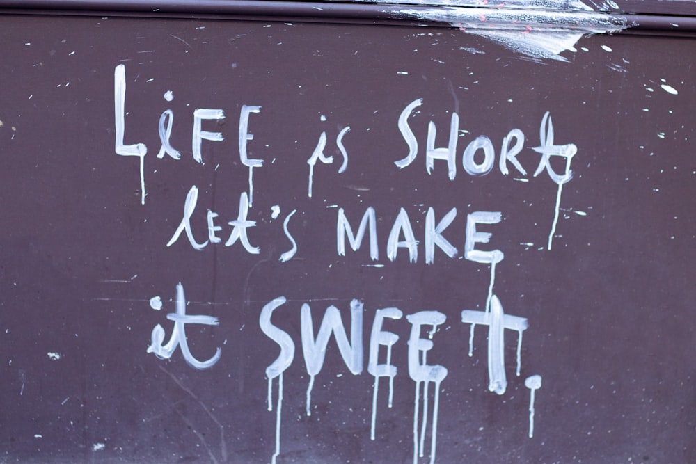 Das Leben ist kurz, lass es uns süß machen Text auf Hintergrundhintergrund