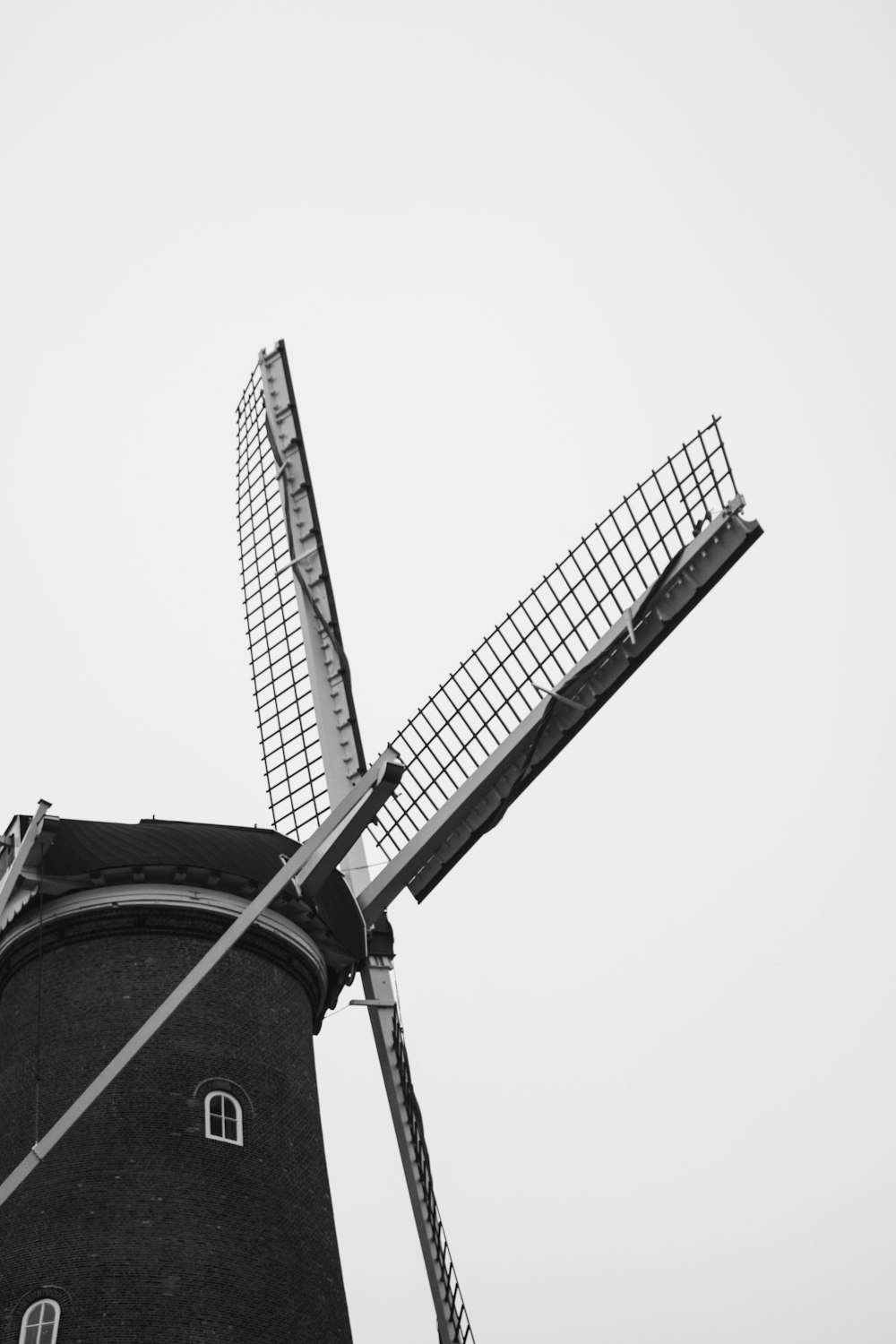 foto em escala de cinza do moinho de vento