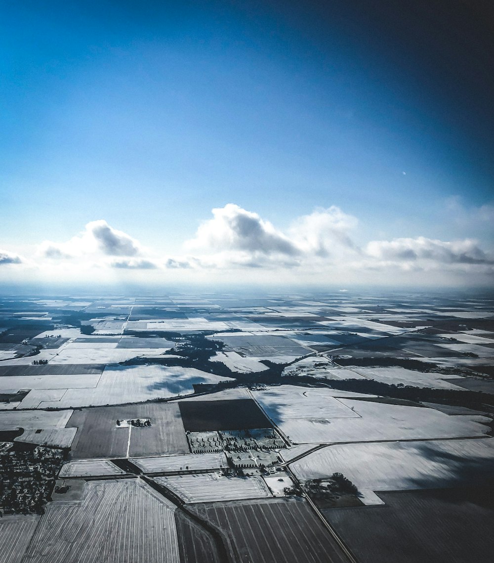 foto aerea del campo d'erba durante il giorno