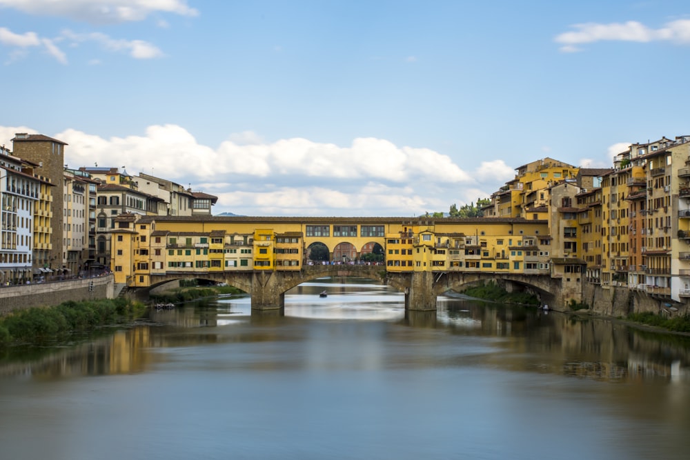 Pont en métal jaune pendant la journée