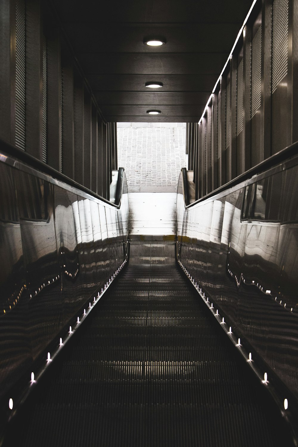 Photographie en niveaux de gris d’un ascenseur vide