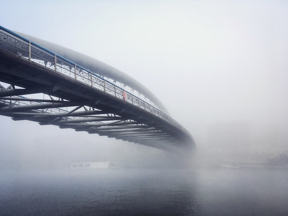 Vollhängende Bogenbrücke tagsüber