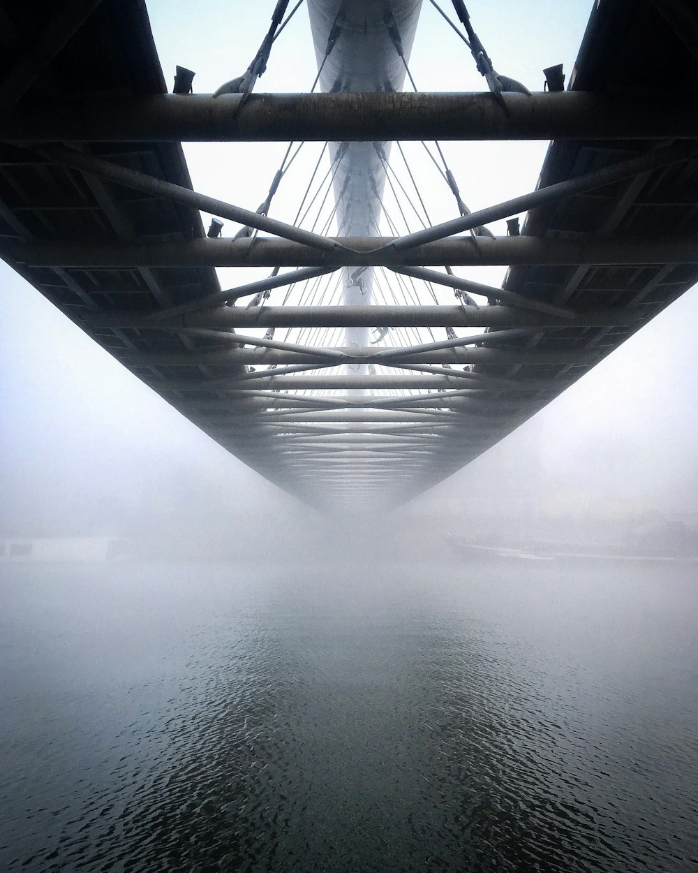 Graue Metallbrücke