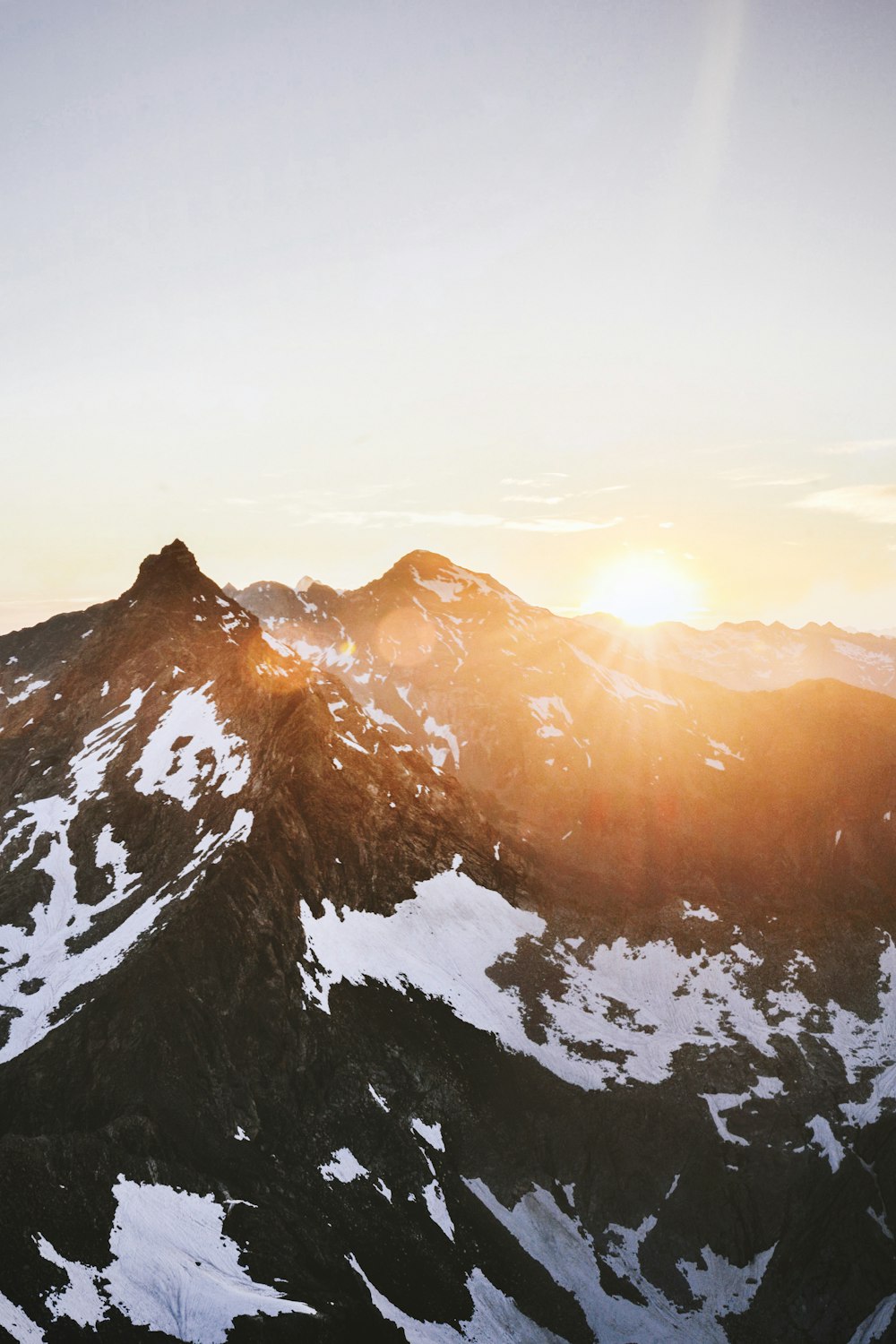 Montaña con nieve durante el día