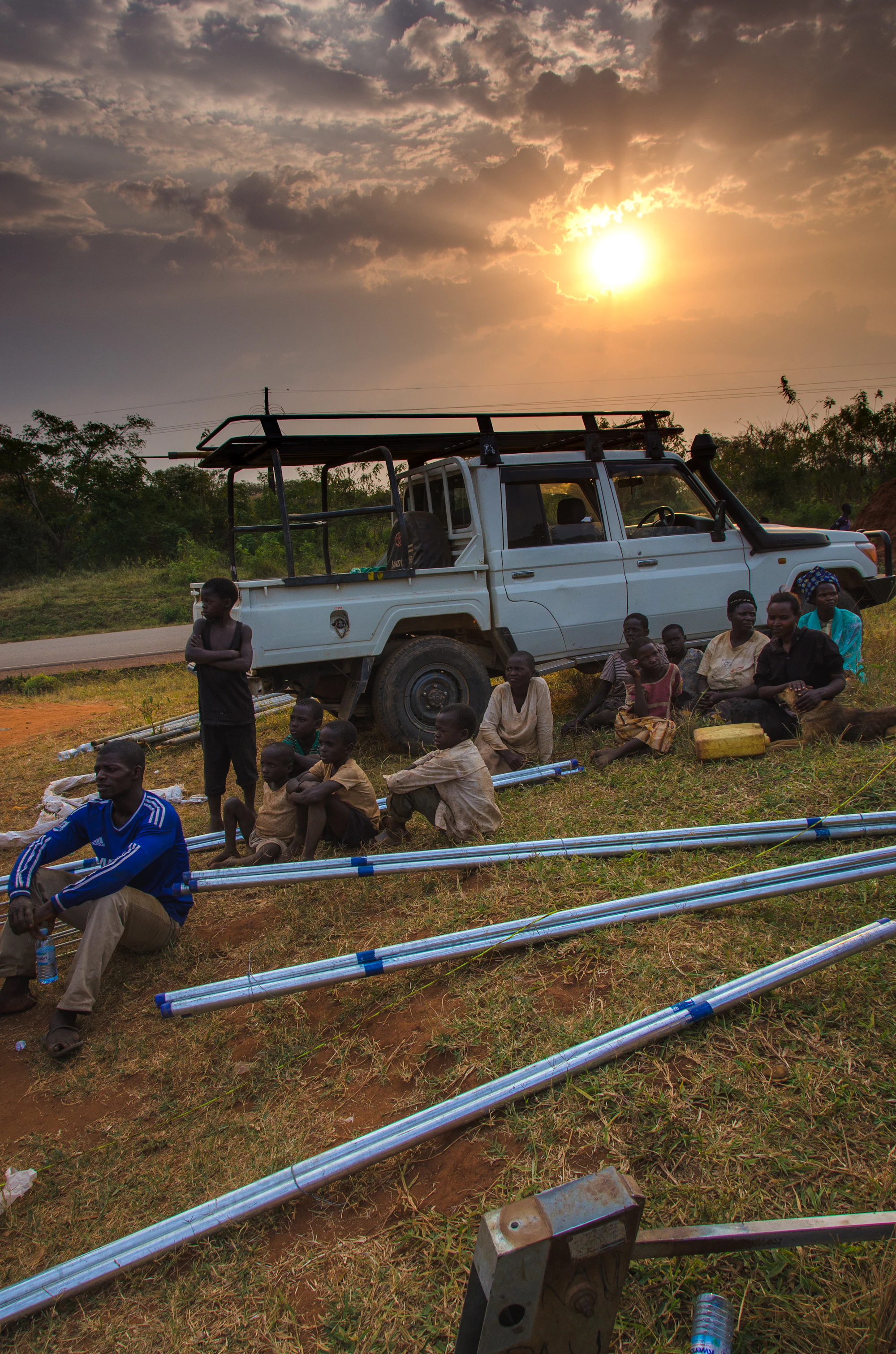 Équipe de terrain au coucher du soleil près d’un véhicule