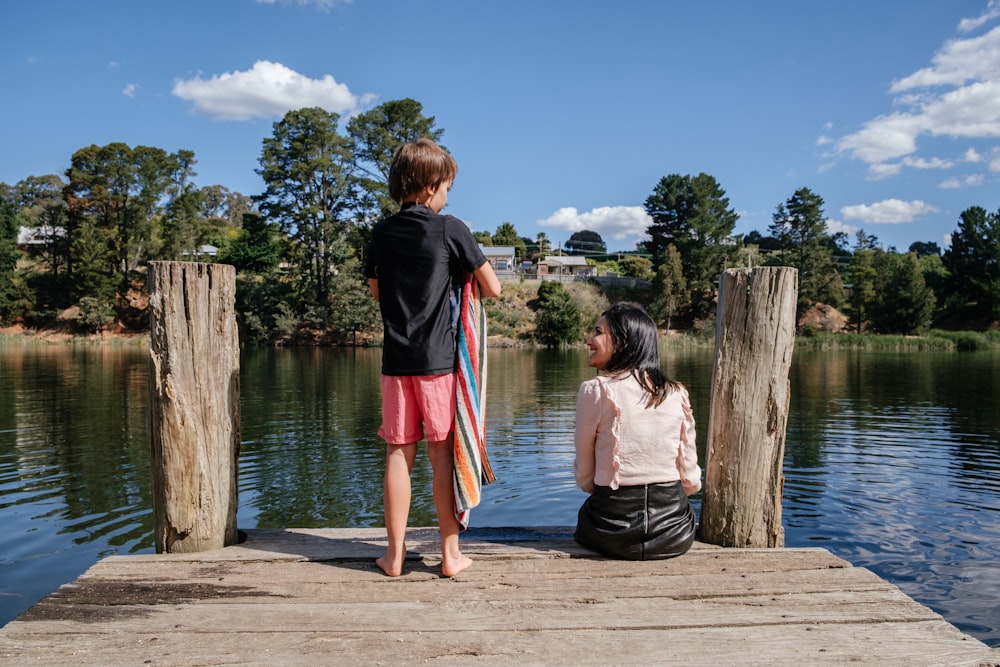 Dos niños pequeños en el muelle