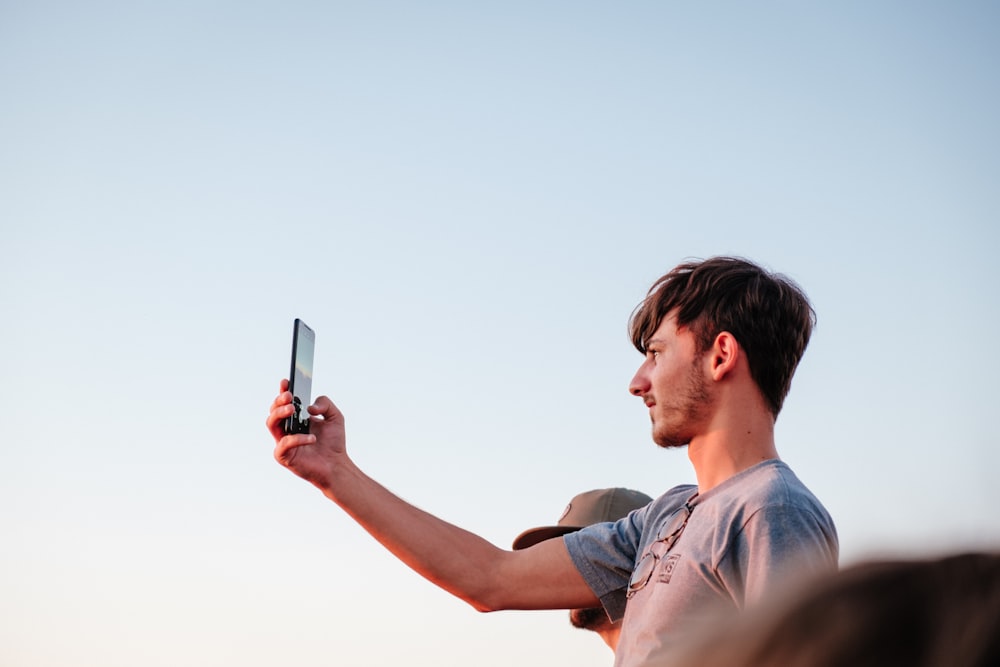 Frau mit schwarzem Smartphone