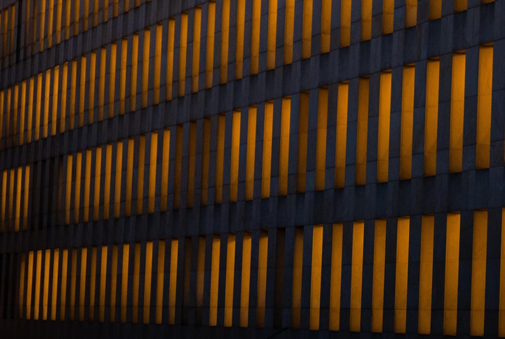 parede de construção de concreto iluminado laranja