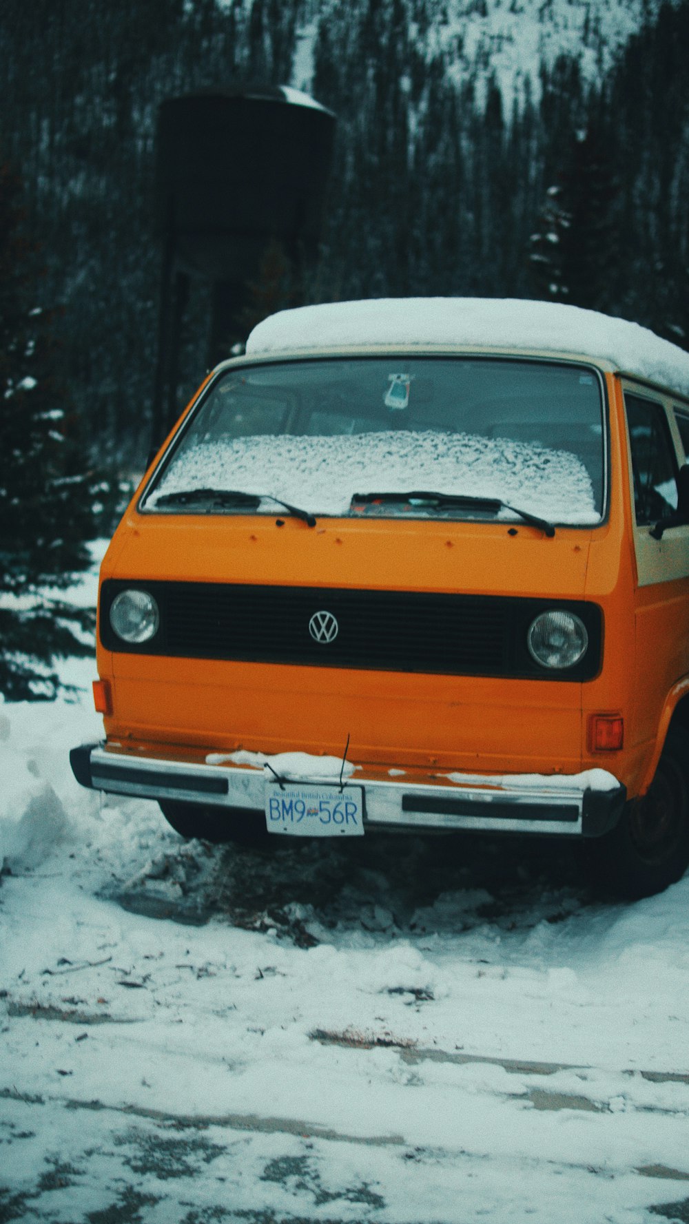furgoneta Volkswagen naranja y blanca