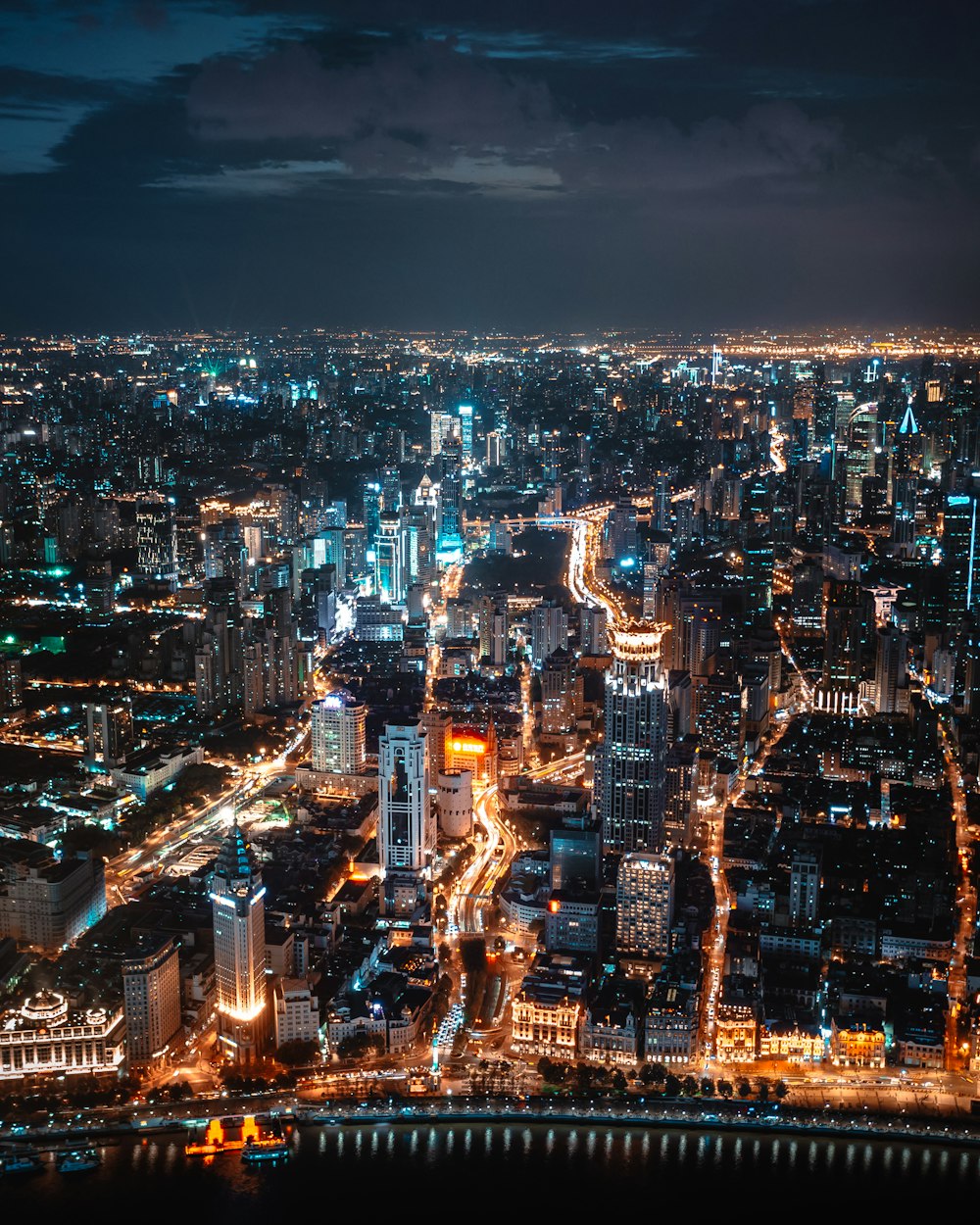夜間の街の航空写真