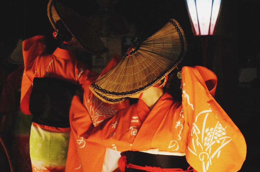 Mujer en kimono naranja