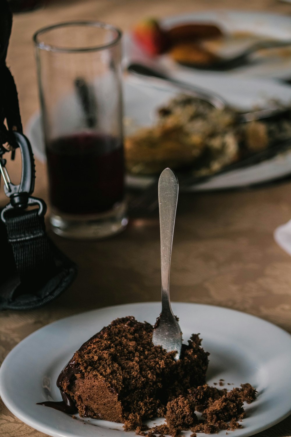 round ceramic plate and brown chocolate cake