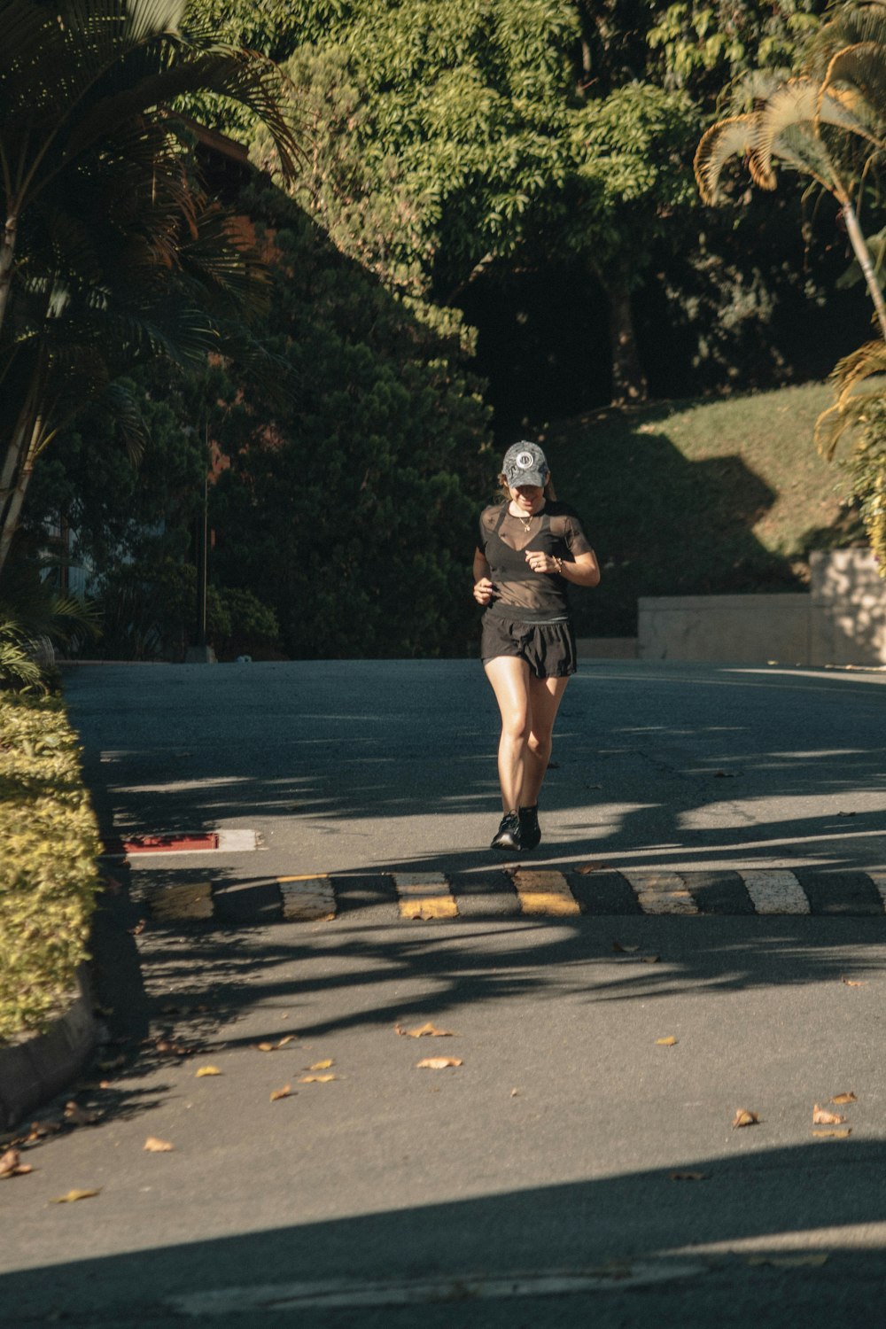 Frau joggt tagsüber im Park